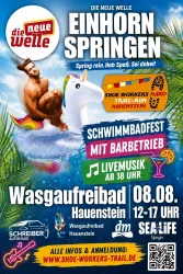 Ein bunter Flyer für ein Schwimmbadfest mit dem Motto „Einhornspringen“. Er zeigt einen Mann, der auf einem aufblasbaren Einhorn sitzt, umgeben von Palmblättern und Details zu Livemusik und Veranstaltungen.