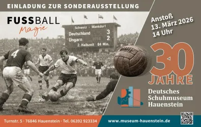 Einladungsanzeige zur Sonderausstellung "Fussball Magie". Das Bild zeigt historische Fußballspieler auf dem Spielfeld mit einem Spielstand im Hintergrund und feiert 30 Jahre Deutsches Schuhmuseum Hauenstein.
