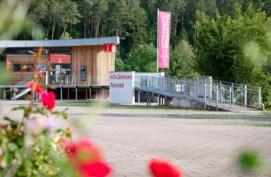 Tourist-Info-Zentrum mit Rampe (© C. Riemeyer)