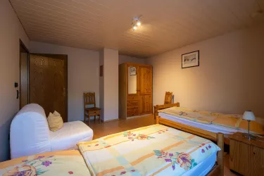 ELW-Schlafzimmer mit Sessel (© Familie Stier)
