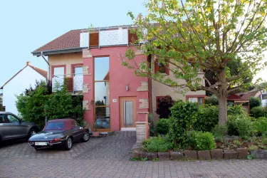 Hausansicht mit Parkplatz (© Fam. Schmitt)