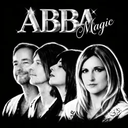 Ein Schwarz-Weiß-Bild von vier Menschen, die in Profilansicht nebeneinander stehen. Der Schriftzug "ABBA Magic" ist prominent platziert.