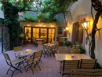 Terrasse außen (© Ahmad Al Khatib)