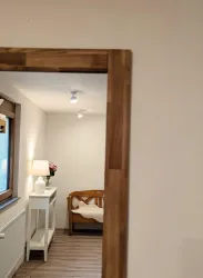 Flur mit Garderobe und großem Spiegel EG