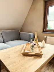 Wohnzimmer mit großer Couch 1. OG