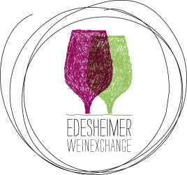 Vier Weingläser mit frischem Weißwein stehen auf einem Holztisch. Im Hintergrund sind grüne Pflanzen und ein hellblauer Himmel zu sehen.