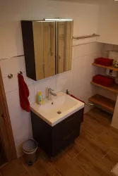 Waschbecken und Spiegelschrank im Bad (© C. Anselmann)