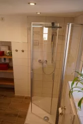 Dusche mit flachem Einstieg (© C. Anselmann)