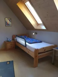 Bett mit Gitter (1. OG) (© C. Anselmann)