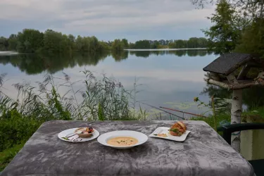 Gemütliches Essen und gleichzeitig E-Bike aufladen (© Wigand Schneiderheinze)
