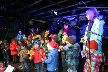 Kindergarten beim Bühnenprogramm
