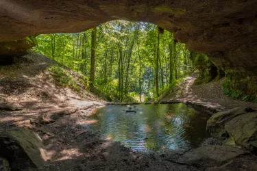 Blick aus unterer Bärenhöhle mit Wasser