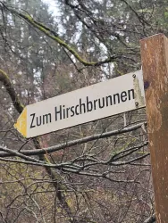 Wegweiser zum Hirschbrunnen