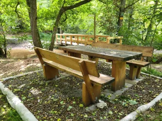 Sitzgruppe mit Rodalb-Brücke im Hintergrund