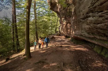 Familie beim Wandern am Saufelsen