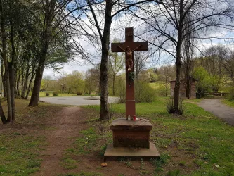 Blick auf Skateboardanlage vom Feldkreuz aus