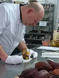 Schokoladengießer bei der Arbeit