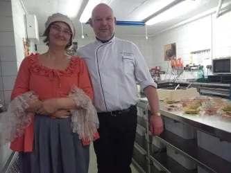 Schokoladengießer und Schokoladenmädchen