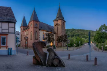 Marienkirche und Skulptur