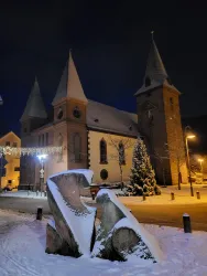 Skulptur "Rätsel" vor der Marienkirche