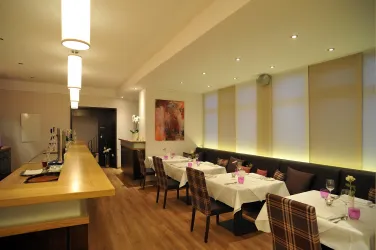 Teil des Restaurants mit Barbereich