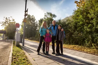 Wanderer am Bahnhof Rodalben