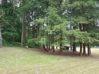Blick auf Spielplatz und Unterstand