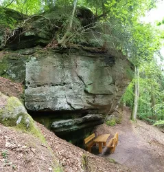 Wüstlangenbachfelsen mit Sitzgruppe