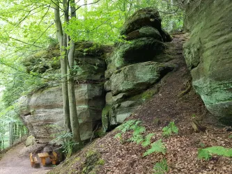 Mächtige Wüstlangenbachfelsen mit Sitzgruppe