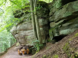 Mächtige Wüstlangenbachfelsen mit Sitzgruppe