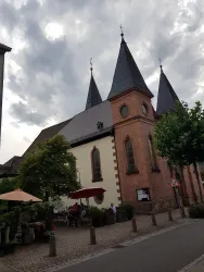 Außenbestuhlung des Cafés neben der Marienkirche