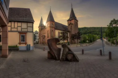 Skulptur "Rätsel" vor der Marienkirche