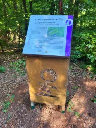 Info-Tafel mit Stele Info-Tafel mit Stele