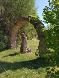 Skulptur unter Torbogen