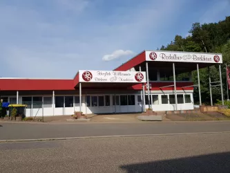Gesamtansicht Rodalber Backhaus mit Parkplatz