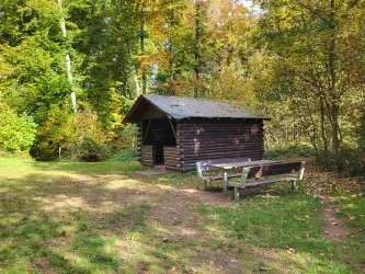 Schutzhütte mit Sitzgruppe