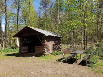 Schutzhütte mit Sitzgruppe