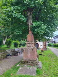 Kreuz im Kirchenpark St. Josef