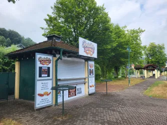 Ein Imbissgebäude in grüner und ruhiger Umgebung.