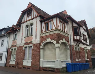 Schönes Gebäude an der Hauptstraße