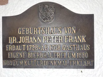 Schild am Geburtshaus Dr. Johann-Peter Frank