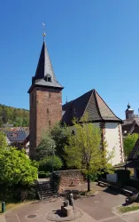 Marienkirche von hinten mit Grünesputschefrau