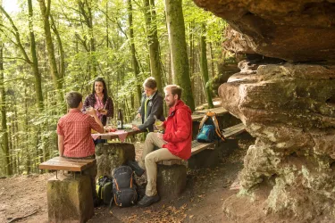 Wanderpicknick am Rastplatz vor der Bärenhöhle