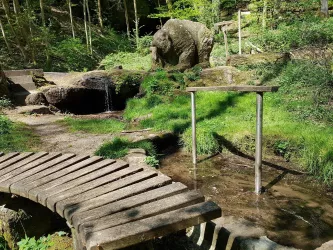 Wassertretanlage und Bärenskulptur