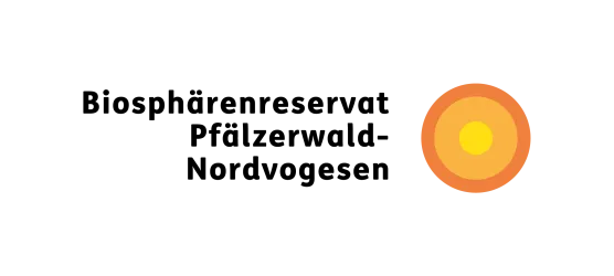 Logo des Biosphärenreservats Pfälzerwald-Nordvogesen. Es zeigt den Namen und ein einfaches, farbenfrohes Symbol.