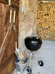 Holzkohle-Grill im Innenhof