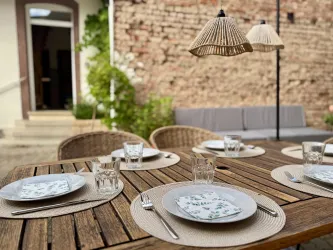 Innenhof mit Essbereich und Lounge