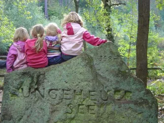 Kinder auf Stein Ungeheuersee (© Urlaubsregion Freinsheim)