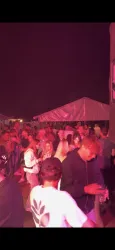 Karr`s Hoffest Party am Abend mit tanzenden Gästen 