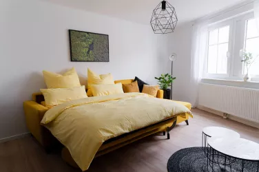 Ausziehcouch Wohnzimmer gr. Fewo (© Seißler)
